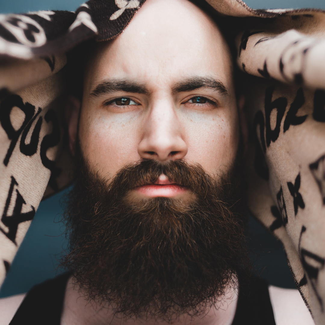 3 hábitos que puedes incorporar a tu rutina diaria para eliminar la caspa de tu barba