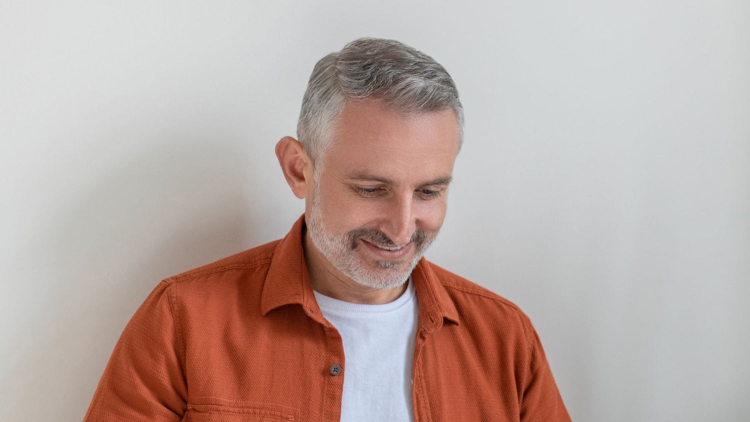 ¿Tienes canas? Esto es lo que debes hacer para mantener tu cabello hidratado