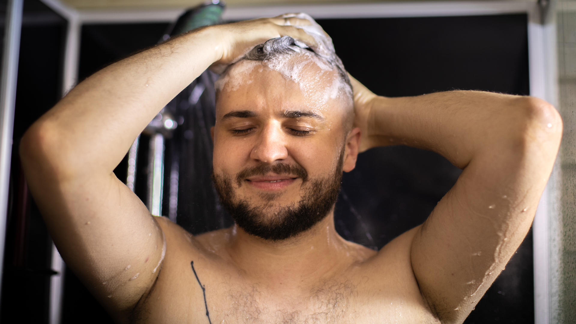 ¿Por qué no usar shampoo de cabello en tu barba? Te lo contamos