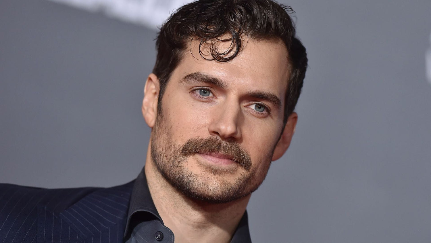 Bigote contrastado: la tendencia masculina que marcará el 2026