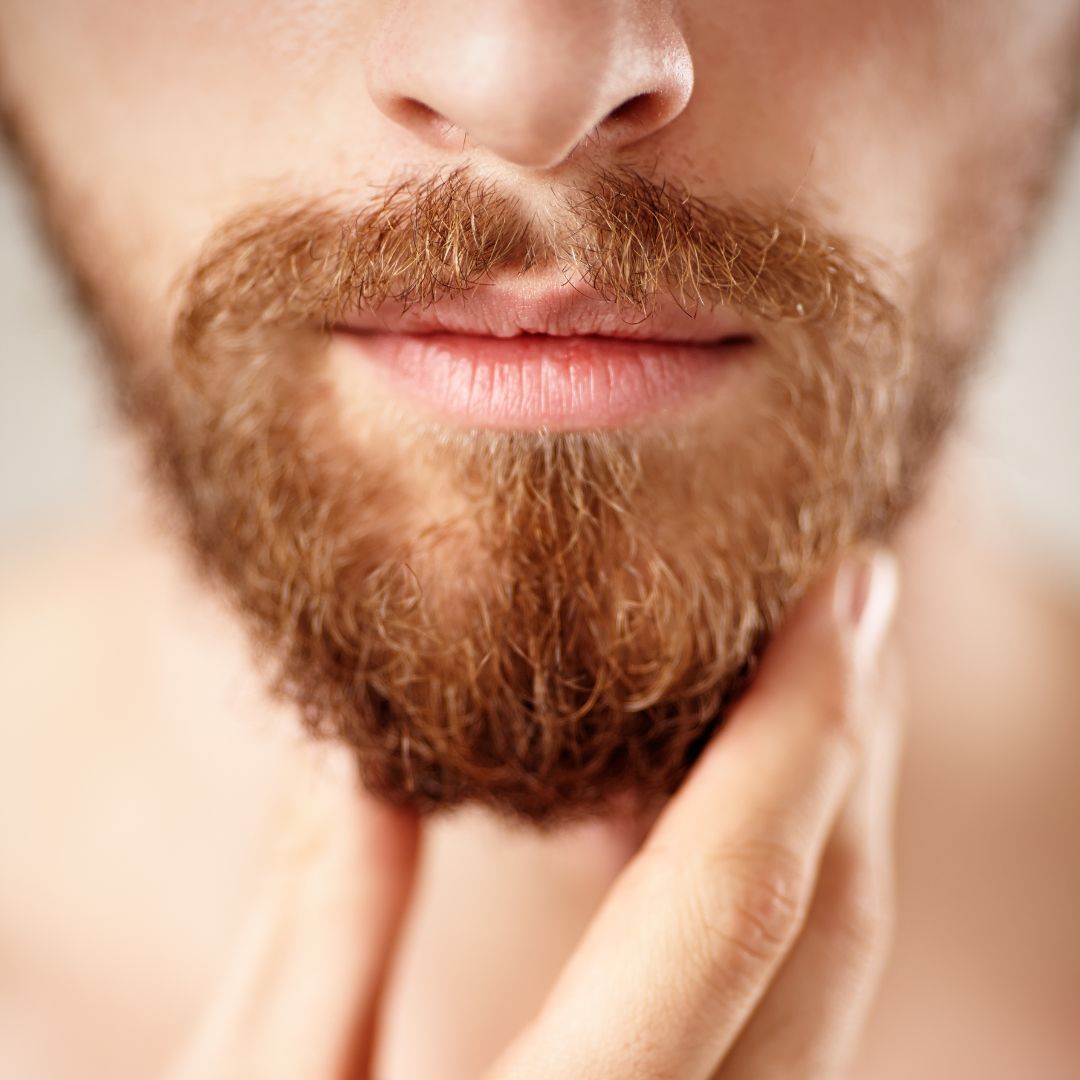 Descubre cómo combatir la caspa de la barba