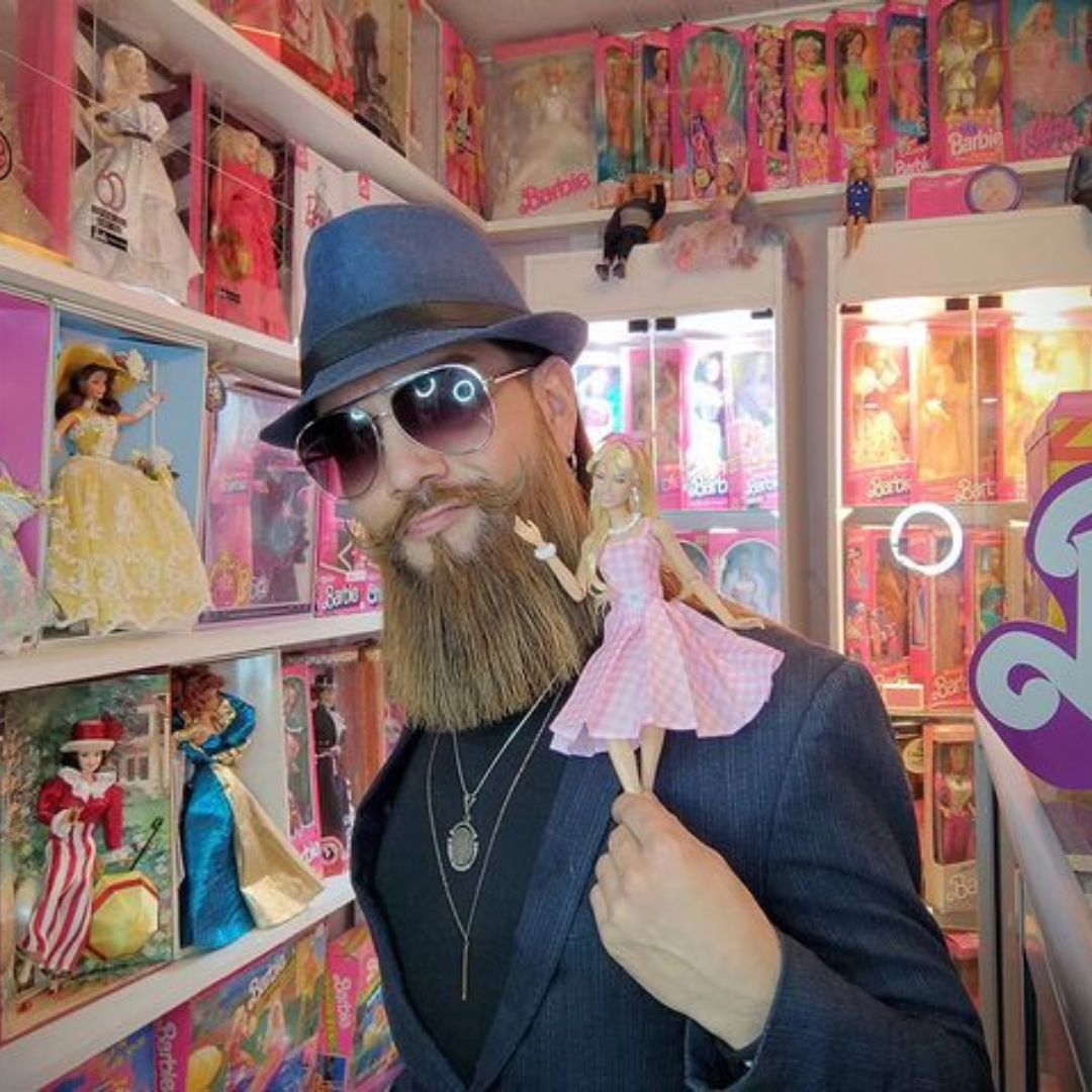 Conversamos con Giovanni Segovia, un barbón coleccionista de Barbie