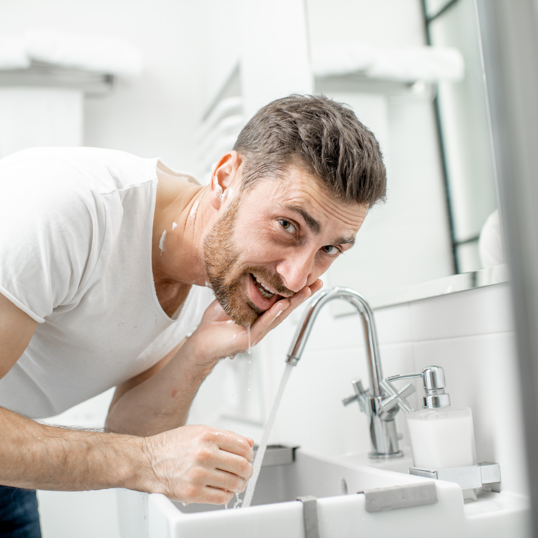 ¿Por qué es importante limpiarse el rostro antes de dormir? Acá te lo contamos