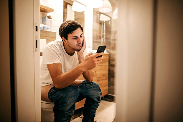 ¿Usas el celular en el baño? Podrías estar aumentando el riesgo de hemorroides