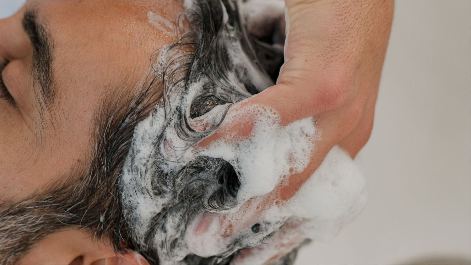 El error al lavarte el pelo que podría estar acelerando su caída
