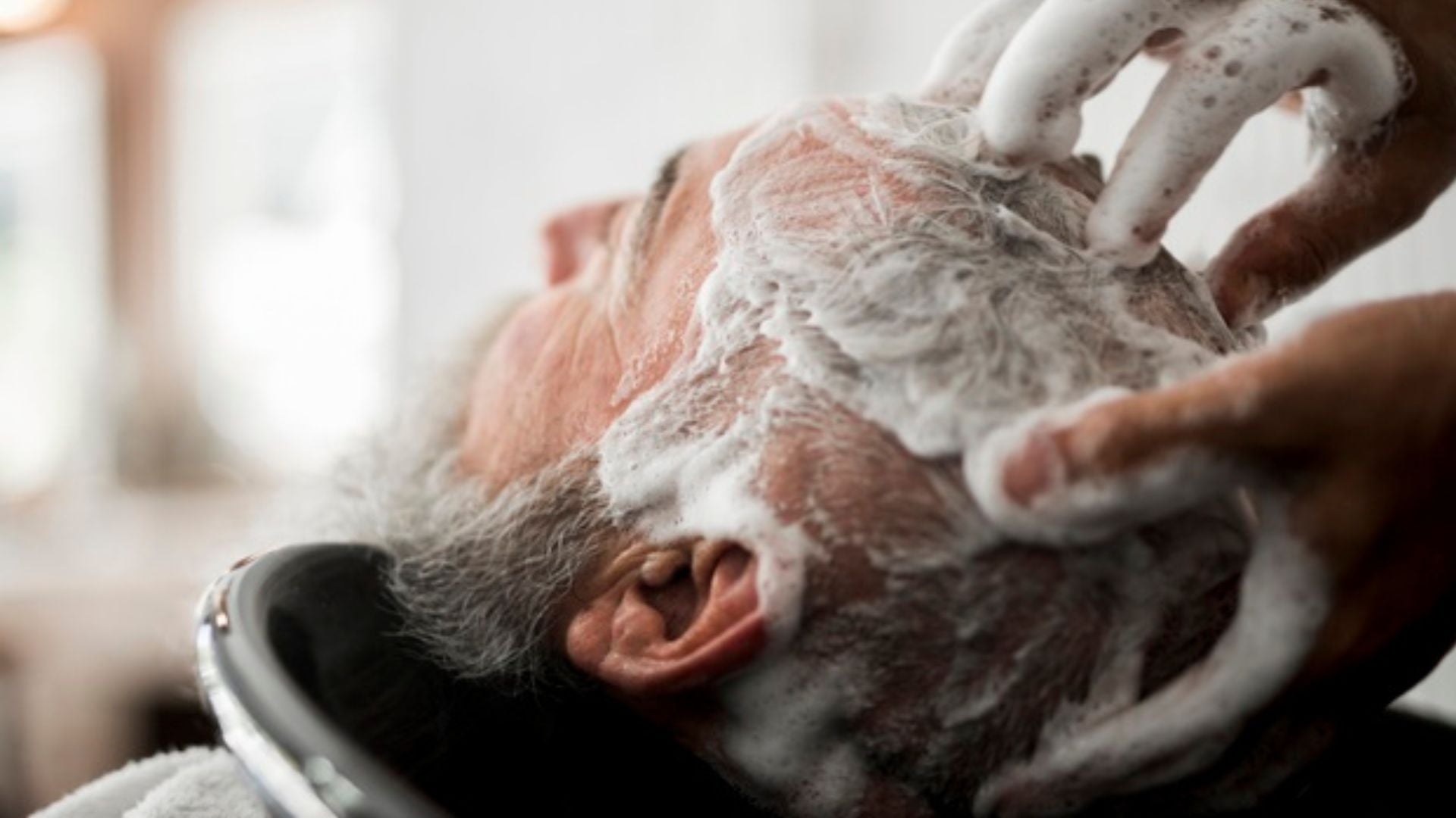 Cómo saber si te estás lavando el pelo demasiado… o muy poco